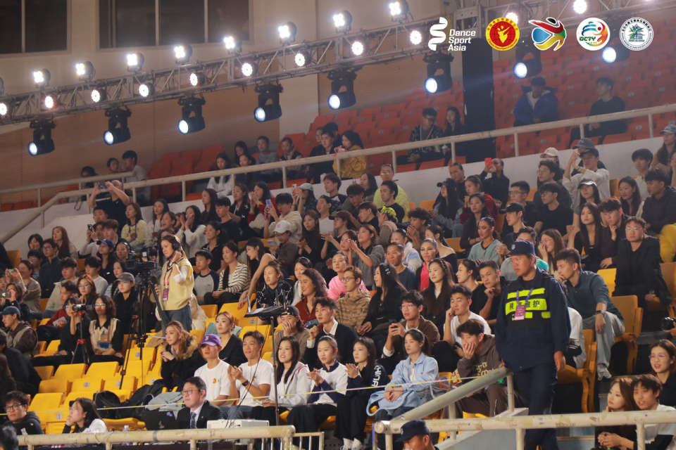 大众方面的, 境下进行, 席尹国臣