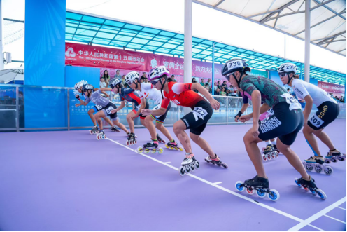 赛场上不畏, 男子速度过 赛场上不畏, 男子速度过